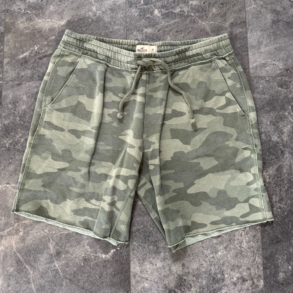 Hollister Men's Green Camo Athletic Shorts
